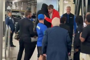 勒布朗·詹姆斯和库珀·弗拉格在勒布朗离开球场前拥抱...