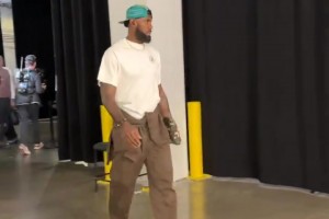 老汉起床就是早！湖勇大战詹姆斯第一个抵达球馆